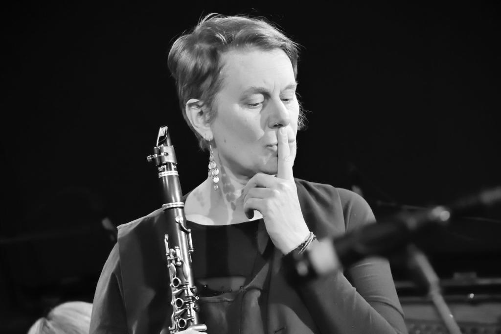 Edith Steyer with clarinet in her hand, thinking